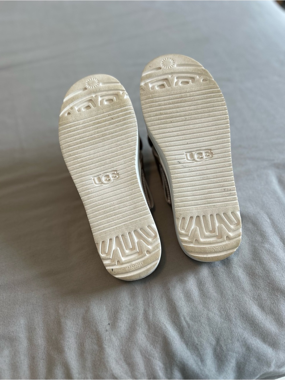 UGG Women’s Metallic Rose Gold Cross-Band Slide Sandals size 5 - Picture 5 of 6